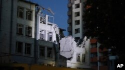 Bangunan yang dirusak oleh drone yang ditembak jatuh saat Rusia melakukan serangan semalam, di Kyiv, Ukraina, Kamis, 1 Juni 2023. (Foto: AP)