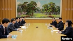 朝鲜领导人金正恩(右二)在平壤与由韩国特使、国家安全办公室负责人郑义荣率领的韩国代表团举行会谈。(2018年3月5日)
